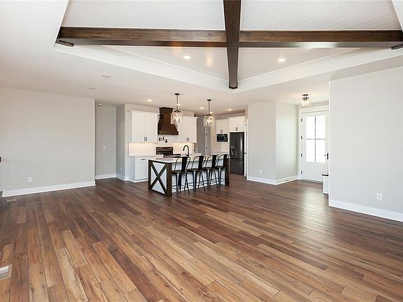 2nd image of 566 Sunset Dr SE