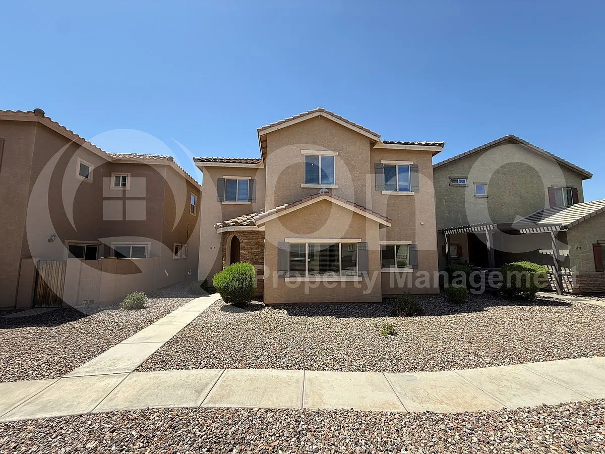 4 bed, 2.5 bath, 2078 sqft, $2,400 — Photo 2