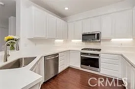 2 bed, 1371 sqft, $3,900 — Photo 2