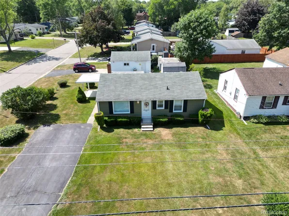 6212 Roberta St, Burton, MI 48509