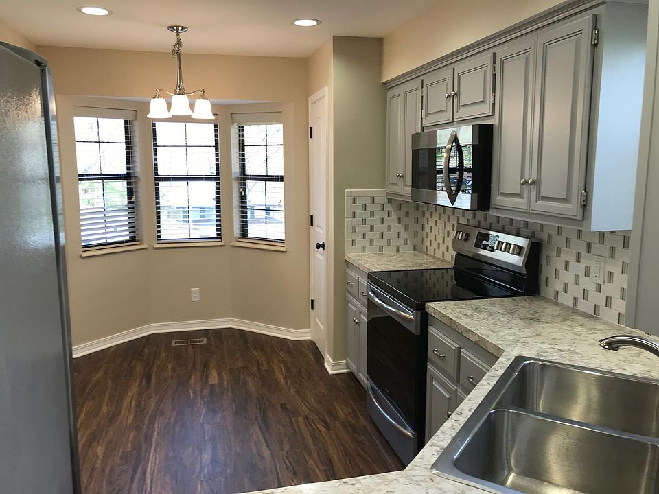 Eat in breakfast area in kitchen
