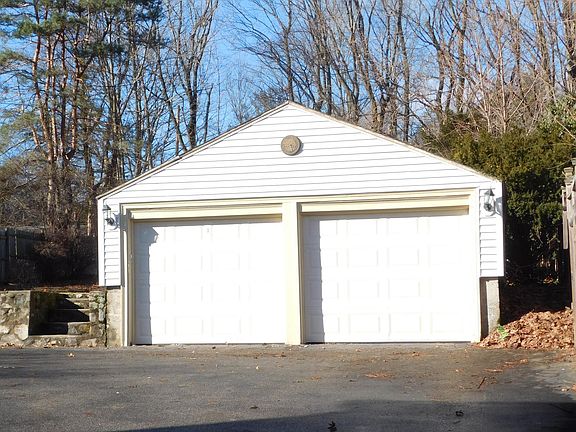 5th image of 215 Washington St