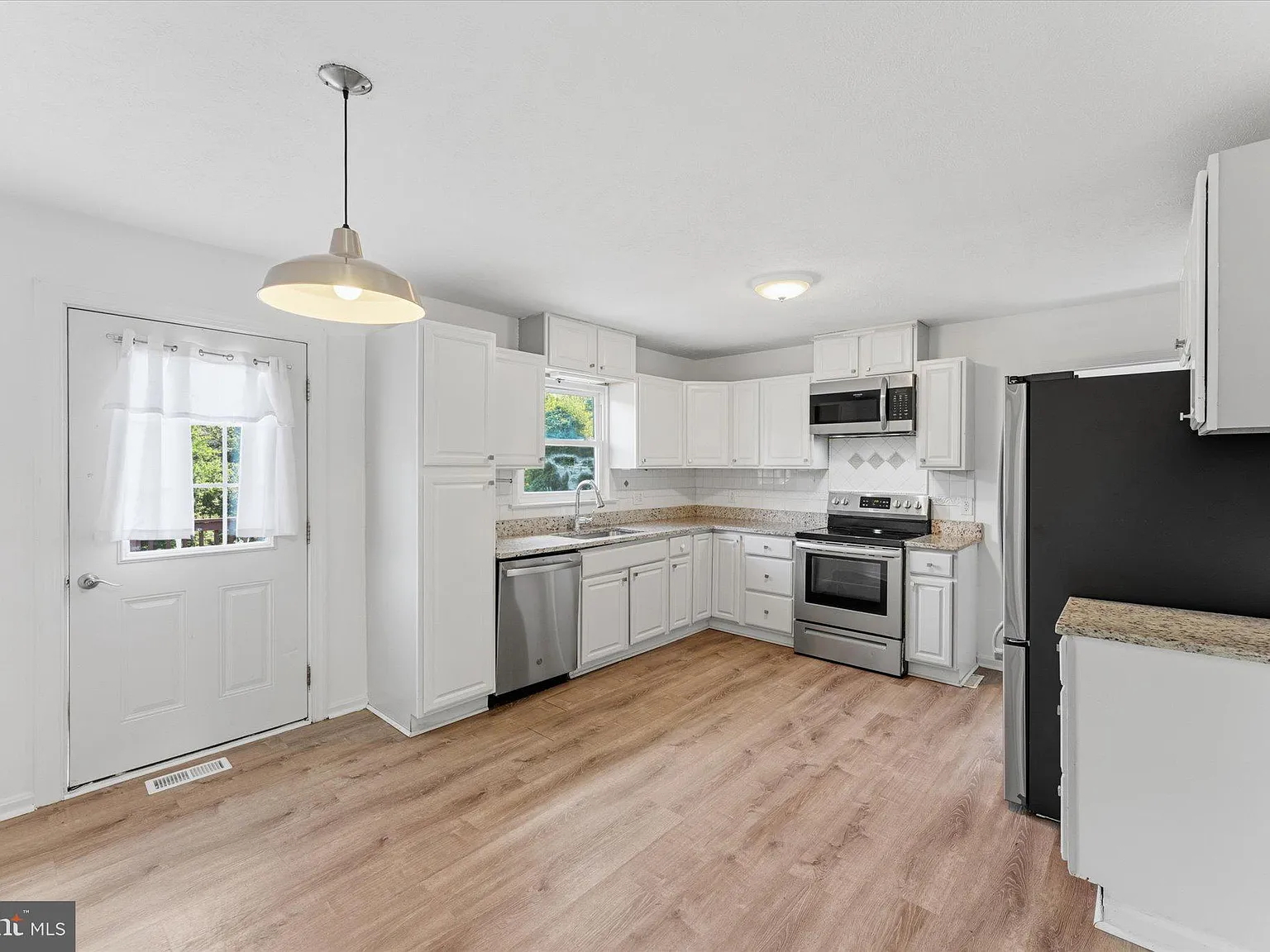 3 bed, 1196 sqft, $2,750 — Photo 3