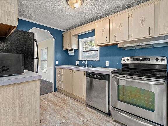5th image of 25 Massey Dr