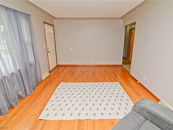 3rd image of 4221 Selkirk Ave