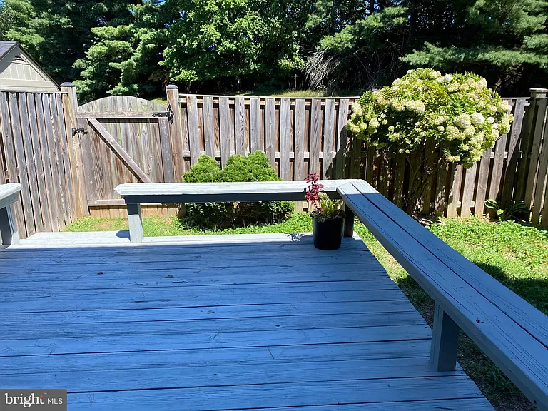 4 Chantilly Ct — Photo 31