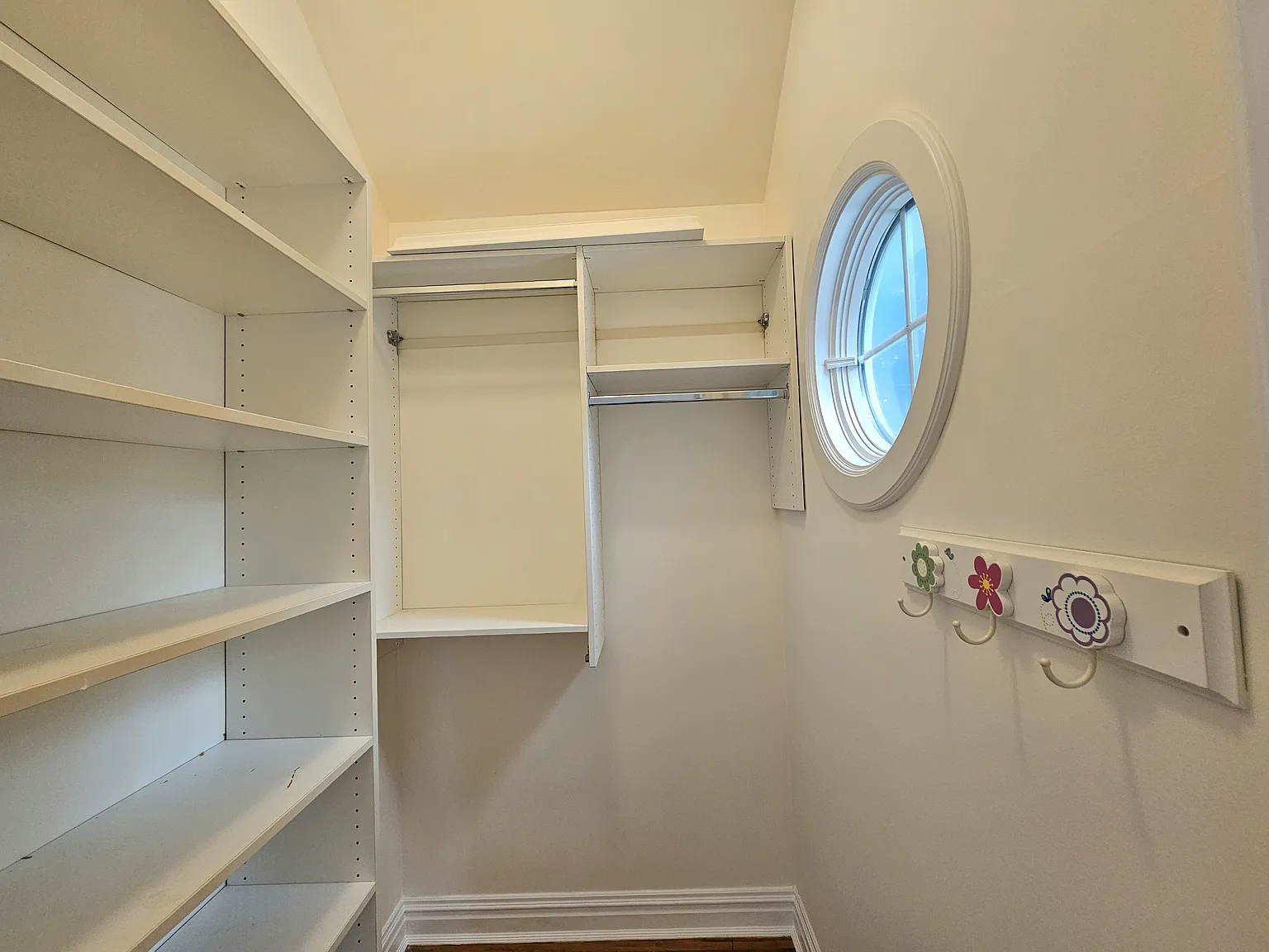 3 bed, 3.5 bath, 1666 sqft, $5,200 — Photo 3