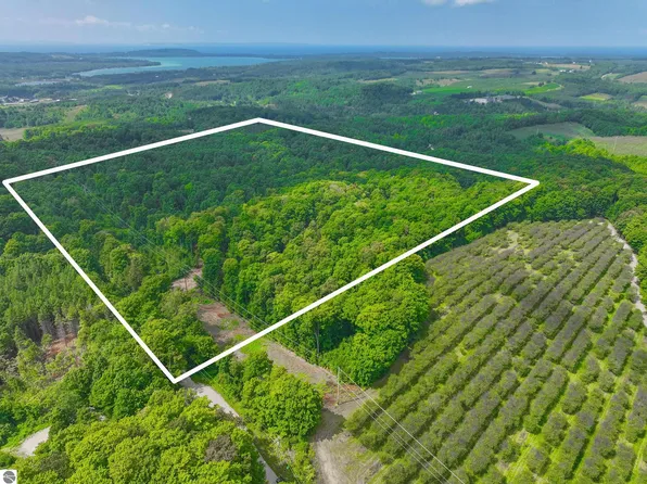 E Bahle Rd, Suttons Bay, MI 49682