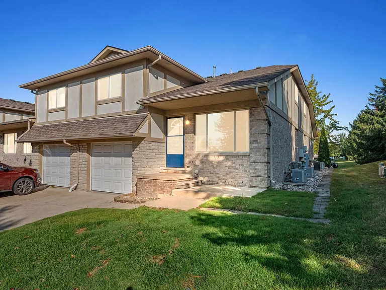 2 Bed / 2 Bath Sterling Heights Townhome - Awesome Home, even Better Location — Photo 14