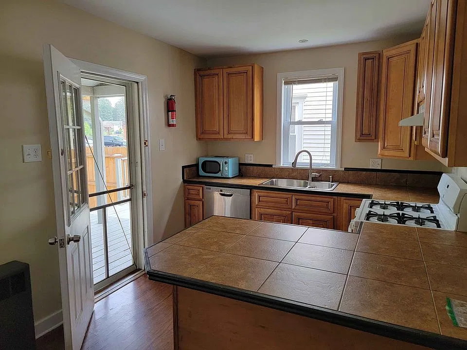 3 bed, 1600 sqft, $1,400 — Photo 4