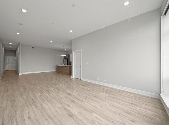 5th image of 1955 N Richmond St #404