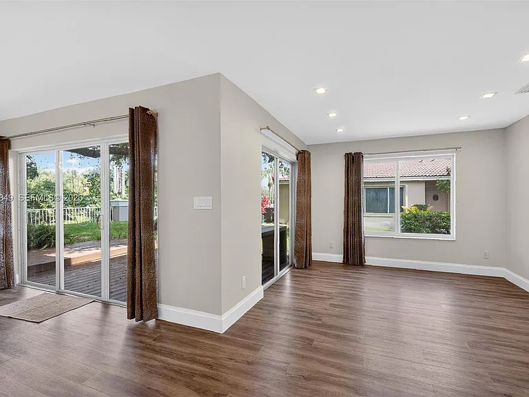 1603 W Harmony Lake Cir — Photo 16