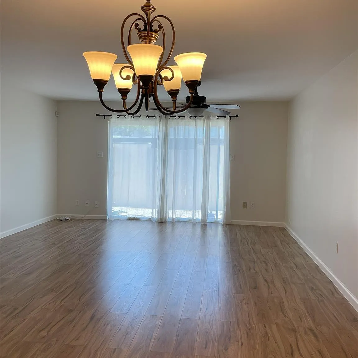 2 bed, 2.5 bath, 1385 sqft, $2,000 — Photo 3