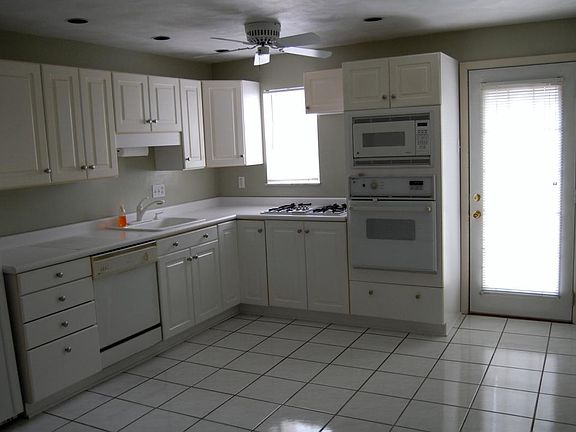Light and bright fully equipped eat in kitchen