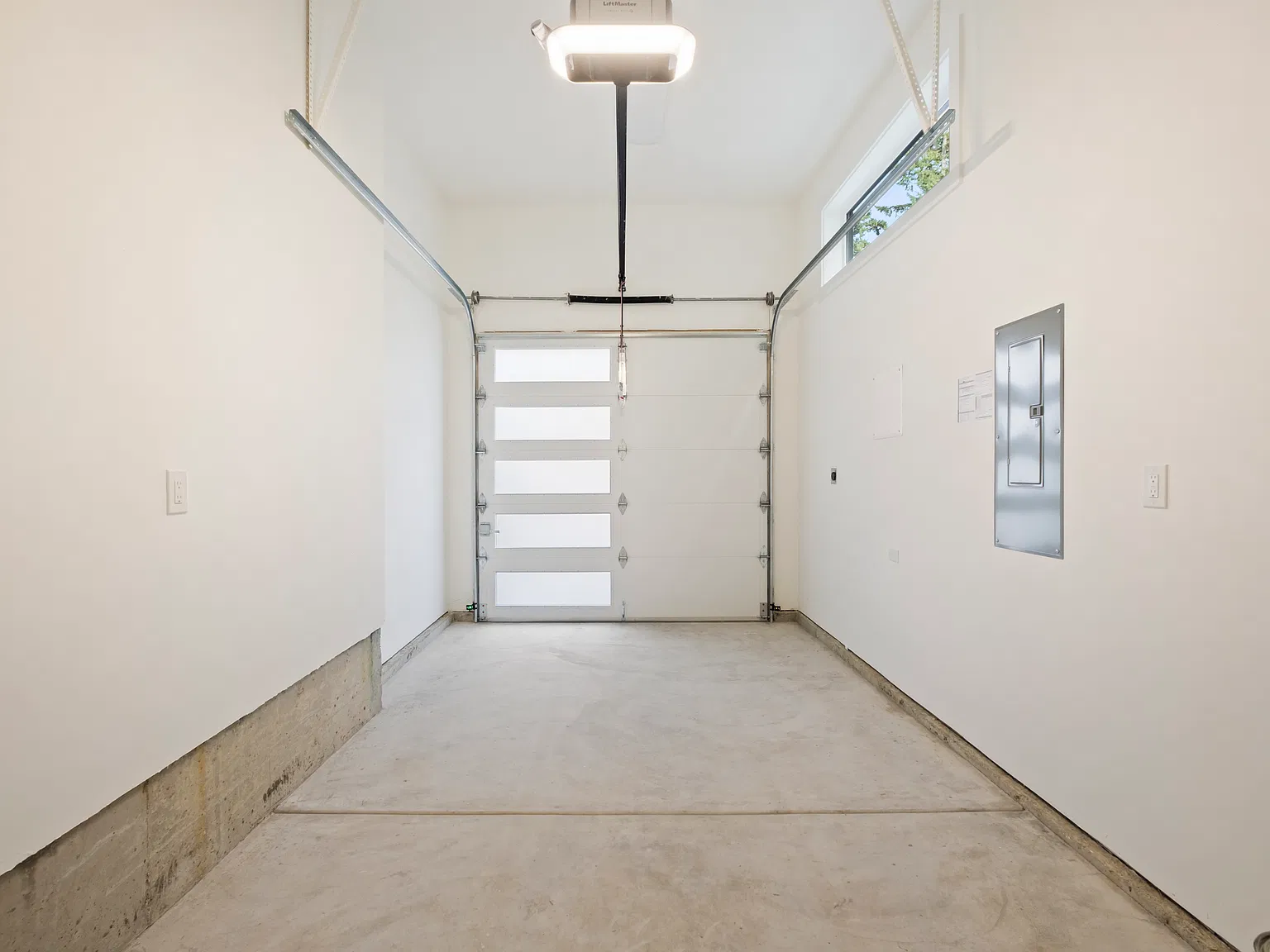 3 bed, 2.5 bath, 1068 sqft, $3,900 — Photo 4