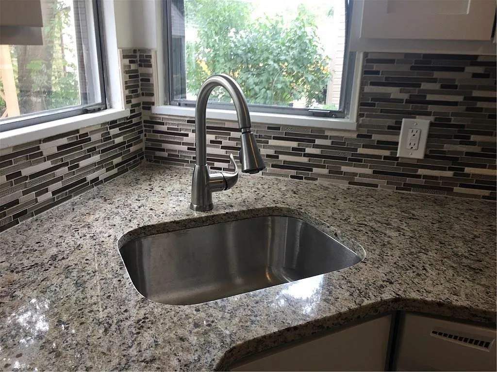 3 bed, 1.0 bath, 1000 sqft, $1,700 — Photo 3