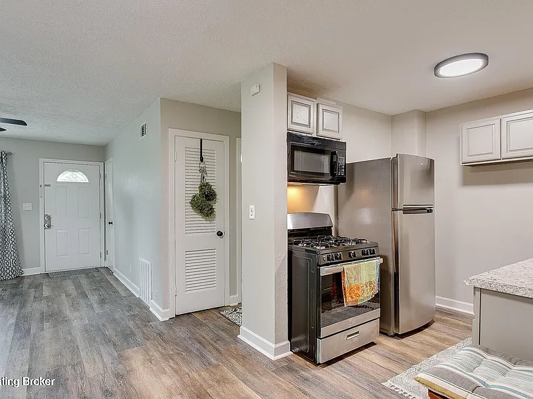 9606 El Prado St — Photo 5