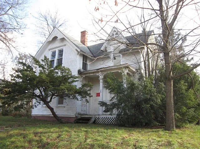 302 E Cross St photo 1