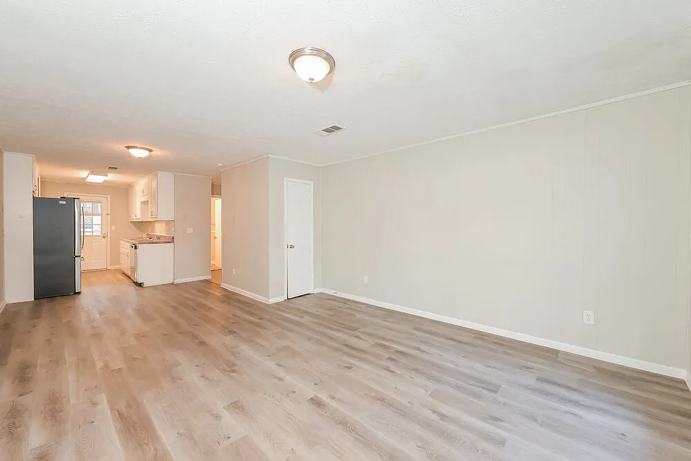 3 bed, 1.0 bath, 1073 sqft, $1,605 — Photo 4