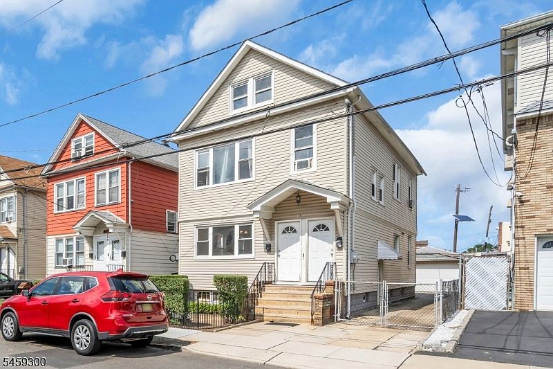 1st image of 927 Meredith Ave