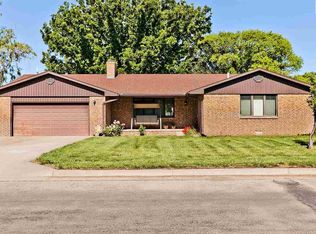 539 N 6th St, Sterling, KS 67579