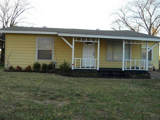1st image of 1110 S Crockett Dr