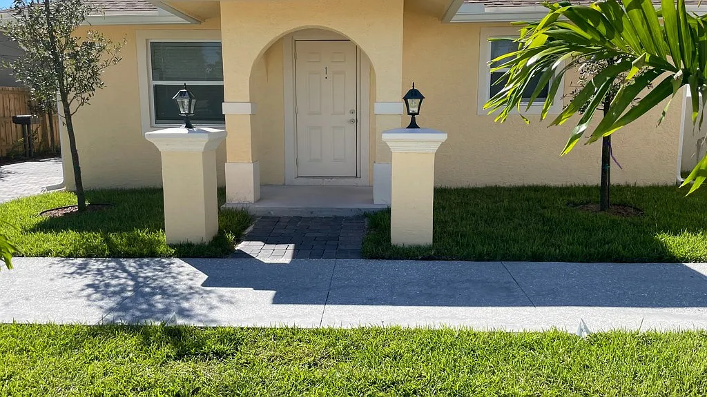 Modern Multi-Family Apartment in Riviera Beach — Photo 1