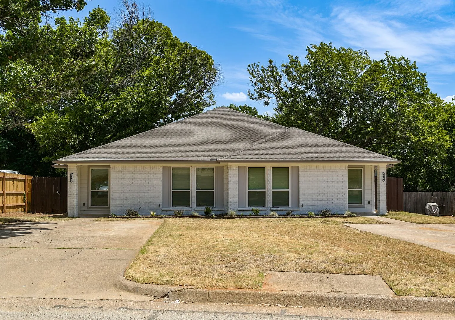 Updated 2 Bedroom 1.5 Bath Duplex in Arlington!! — Photo 1
