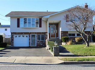 2420 Spruce St, Seaford, NY 11783