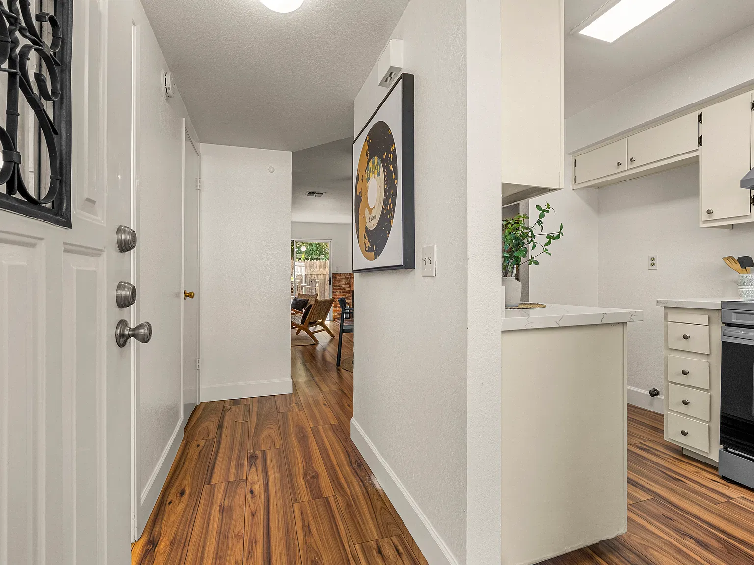 2 bed, 1.5 bath, 944 sqft, $1,600 — Photo 4