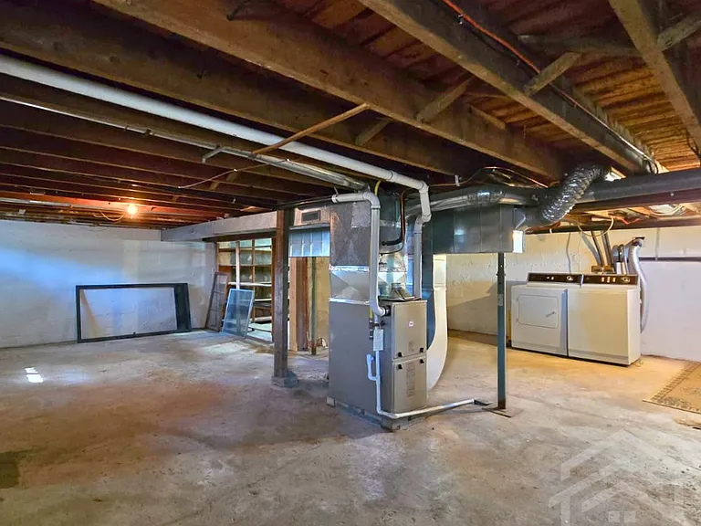 632 Broadway St — Photo 9