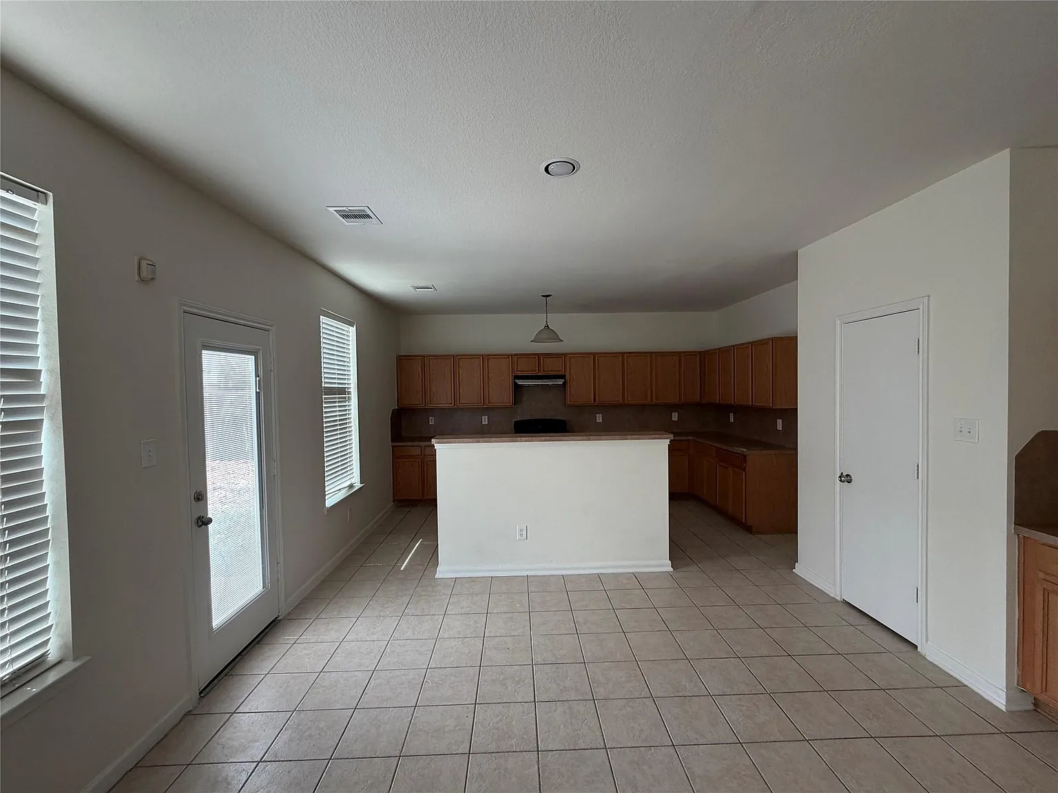 5 bed, 2.5 bath, 3288 sqft, $2,649 — Photo 3