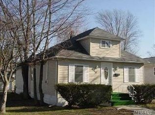 37 Center Ave, Bay Shore, NY