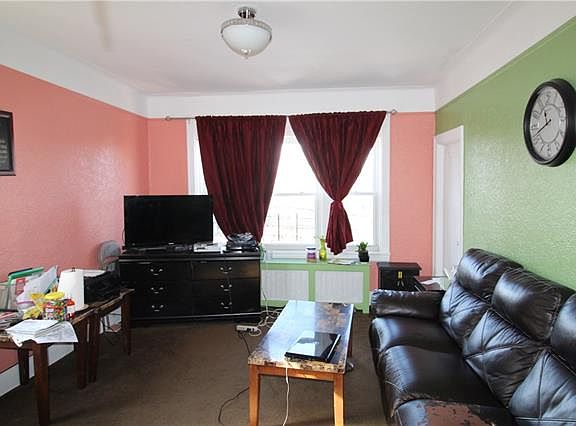 3rd image of 2918 Laconia Ave