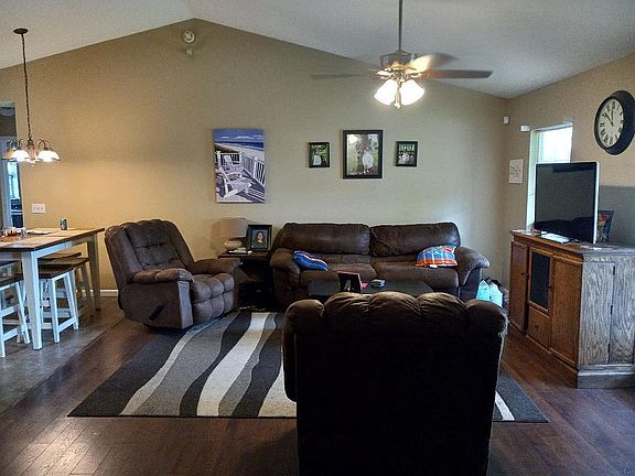 3rd image of 1902 Crestview Cir