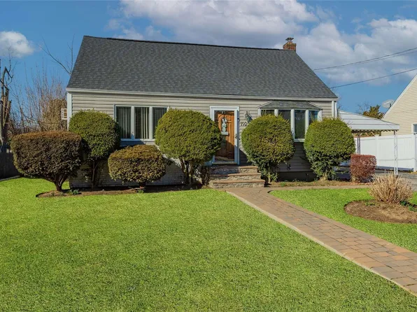 192 Oak Street, Amityville, NY 11701