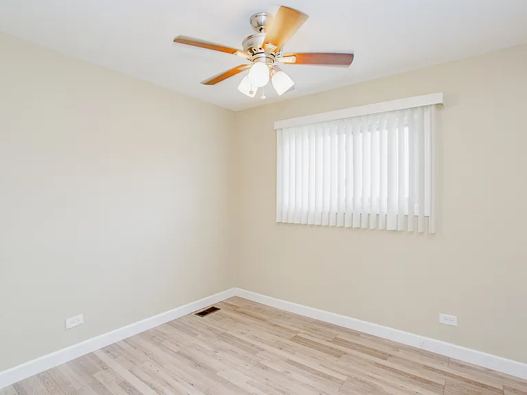 720 Durham Ln — Photo 12
