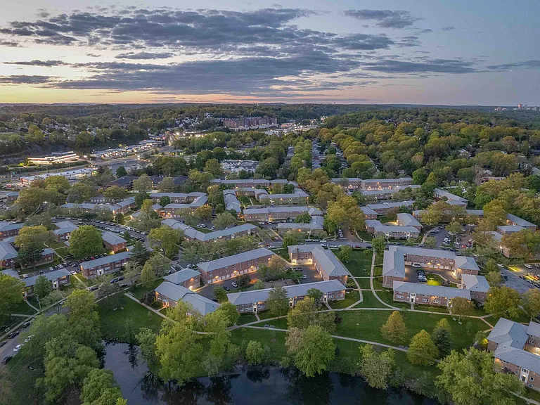 Crestwood Lake Apartments — Photo 9