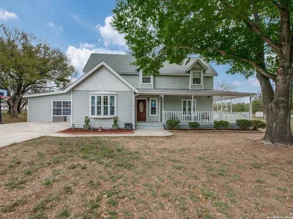 702 County Road 6612, Devine, TX 78016