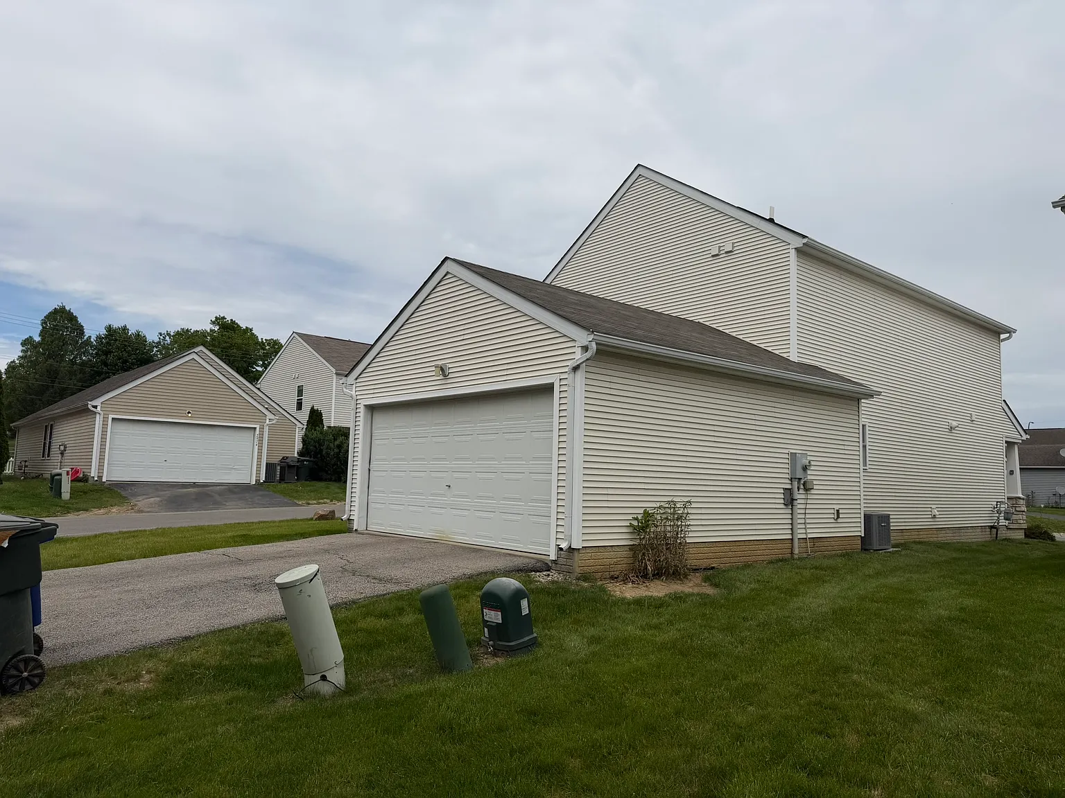 3 bed, 2.5 bath, 1584 sqft, $2,250 — Photo 2