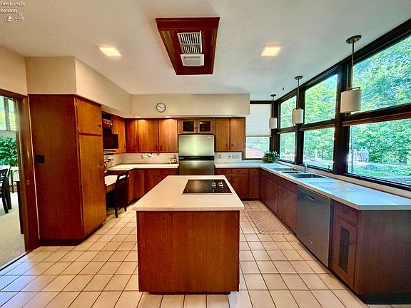 5th image of 52 Breezewood Dr