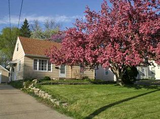 1524 Elmhurst Dr NE, Cedar Rapids, IA 52402