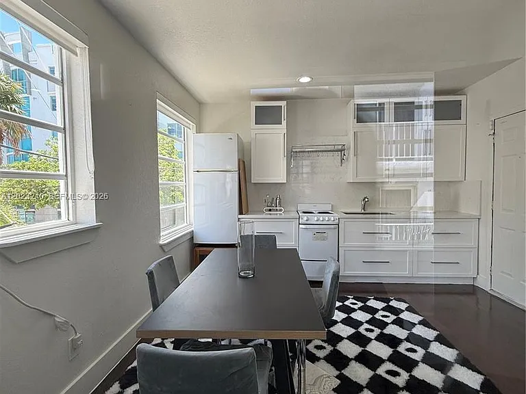 723 2nd St #8 — Photo 6