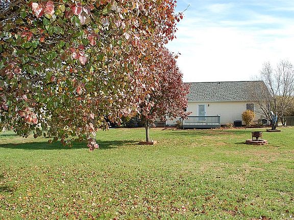 3rd image of 142 Farmview Ln