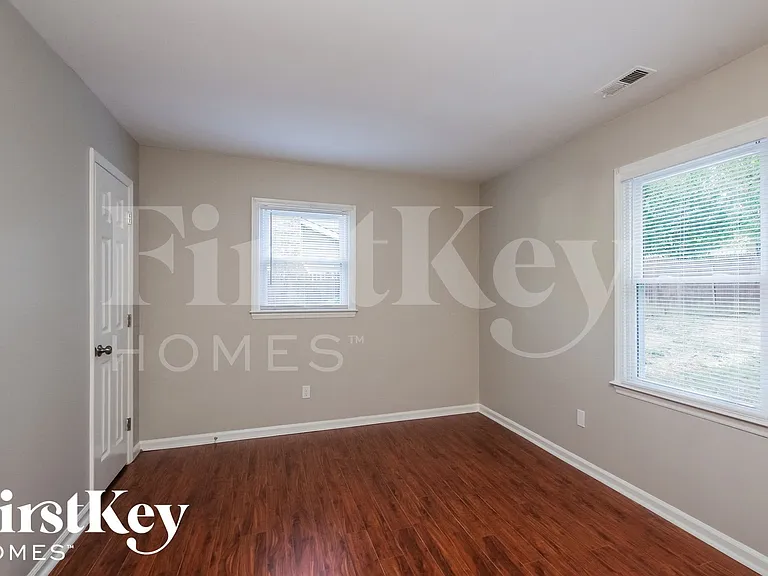 908 Foxborough Rd — Photo 8