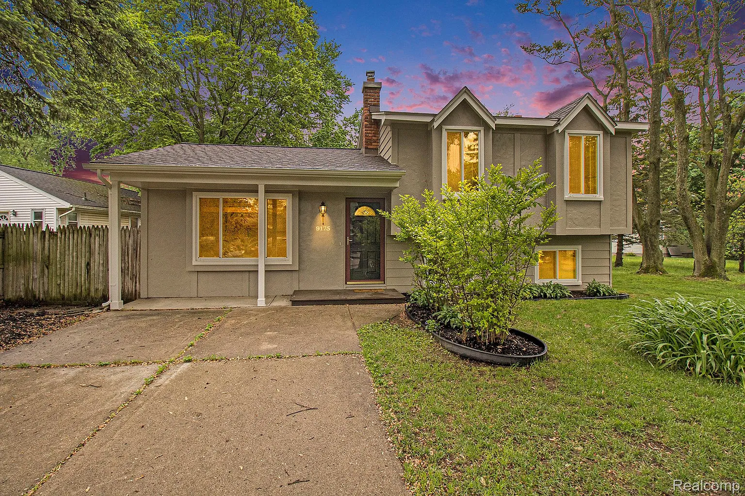 9175 Maplewood Dr photo 1