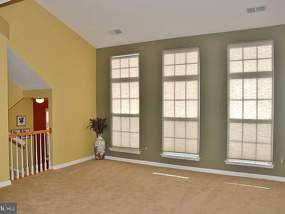 3rd image of 256 Market St E #B