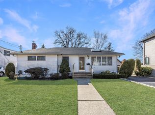 109 Nassau Dr, Albertson, NY 11507