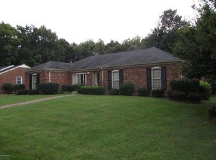 400 Fellswood Pl, Douglass Hills, KY 40243