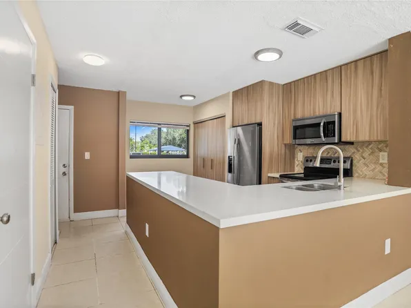 9487 Palm Circle #9487, Pembroke Pines, FL 33025